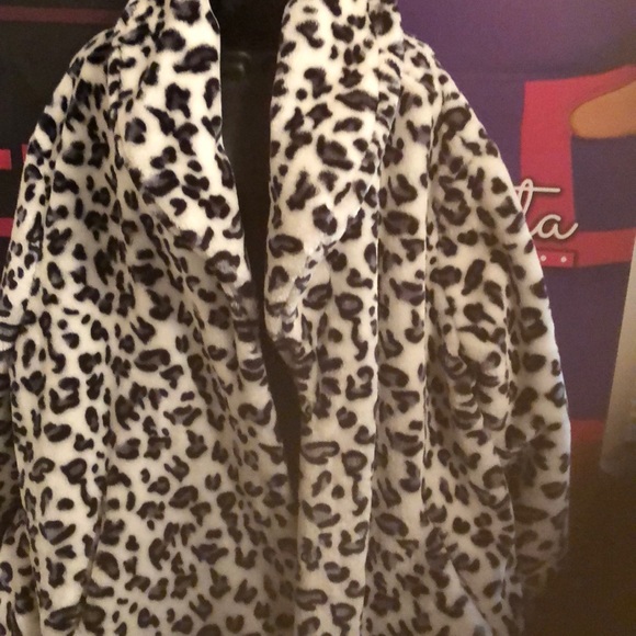 Snow Leopard Faux Fir Jacket Size 4x - Picture 2 of 3